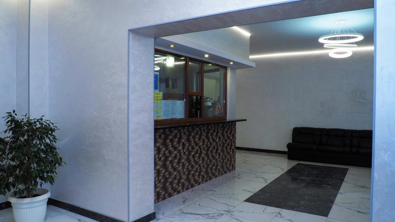 Hotel "Nizhyn" Екстериор снимка