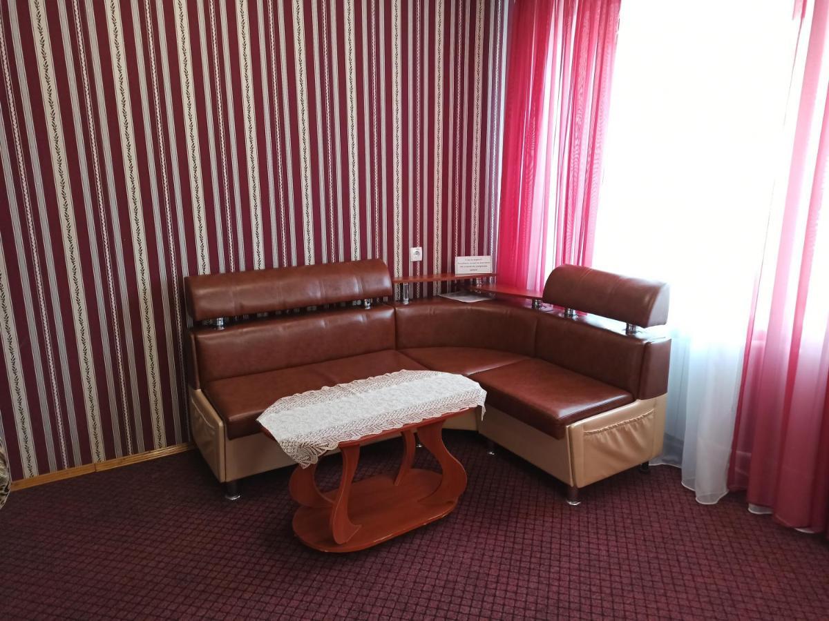 Hotel "Nizhyn" Екстериор снимка